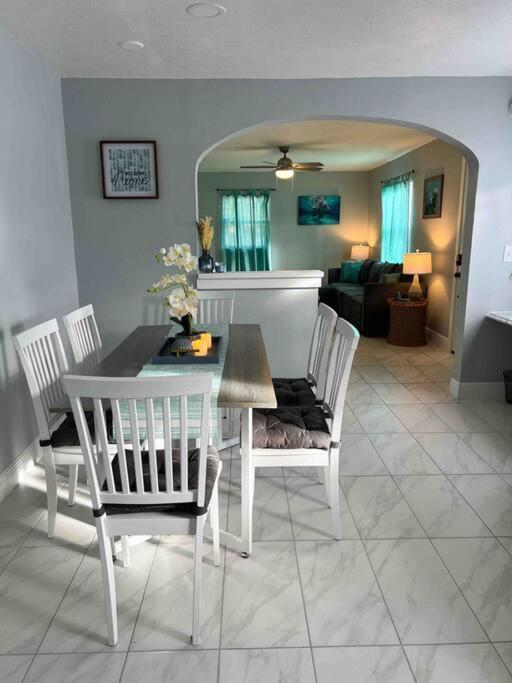 فيلا House Of Manatees-Entire House With Yard, Fire Pit, Dog Friendly كريستال ريفر المظهر الخارجي الصورة